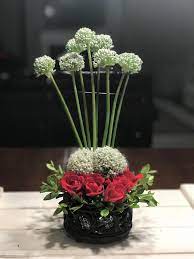 Simple Flower Arrangement Using Roses And Onion Flowers From My Garden Flower Arrangements Onion Flower Simple Flowers