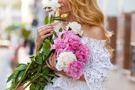 Looking for a way to celebrate christmas at home in style? Handy Flowers Free Uk Flower Delivery Send Flowers Online