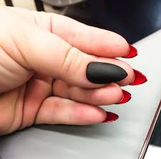 Nageldesign Schwarz Ideen Nagellack Matt Effekt Unten Rot Schwarze Nagel Nageldesign Coole Nagel