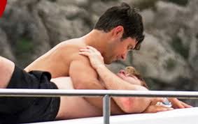 At the terme di caracalla in rome, and postponed one year. Roberto Bolle Coccola Il Fidanzato Daniel Lee In Barca Le Foto Biccy It