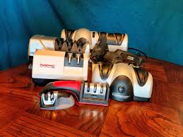 The plastic base has grippy rubber feet that will keep the stone fixed during sharpening and a clear, protective lid. Best Knife Sharpeners For 2020 Kitchen Iq Anysharp And More