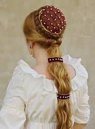 Lucrezia Mittelalterliche Haarteil Satz 1 Chignon Mit Perle Snood Und 2 Perlen Verzierten Samt Clips Historische Frisuren Mittelalterliche Frisuren Und Kanekalon Haare