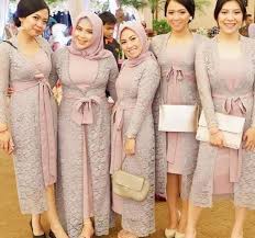Kebaya brokat panjang warna biru pastel ini, terlihat anggun dan manis dipadukan dengan belt. 100 Inspirasi Model Baju Gamis Brokat Terbaru 2019 Kekinian Dan Modern Wikipie Co Id Informasi Tips Dan Pakaian Pesta Pakaian Pengiring Pengantin Gaun Gaun