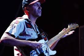 He has become an influential guitarist due to his work with rage against the machine in the 1990s. Tom Morello Dukung Para Demostran Hai