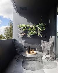 In caso di terrazzo scoperto, si consiglia di posizionare un gazebo per allestire una zona riparata per il pranzo, creare un suggestivo pergolato in legno con sistema a scomparsa o un portico completato da fresche tende in tessuto impalpabile. Arredare Il Balcone Piu Di 70 Idee Per Un Look Che Stupisce