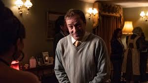 Death in paradise star ardal o'hanlon has explained why he's leaving the murder mystery show ahead of its upcoming ninth series. Ardal O Hanlon To Join The Derry Girls For Series 2 Channel 4