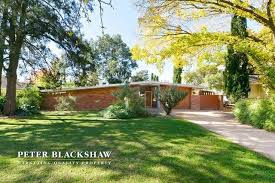 For Sale 5 Daly Street Deakin 2600 Pinned By Secret Design Studio Melbourne Www Secretdesignstudio Co Mid Century Modern Exterior Exterior Modern Exterior