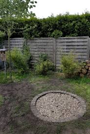 Eine Feuerstelle Bauen Im Garten Mit Einfachen Mitteln Diy Feuerstelle Garten Feuerschalen Garten Familiengarten