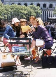 Kıvırcık saç kesimi ve peruk seçimi çekicilik katıyor