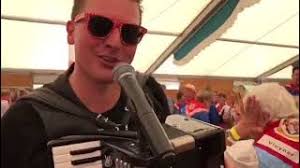 Andreas Gabalier DOUBLE Dennis → Hier direkt online buchen