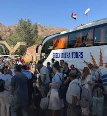 بسبب القصف الايراني..هروب جماعي لإسرائيليين عبر معبر طابا الحدودي (صور)