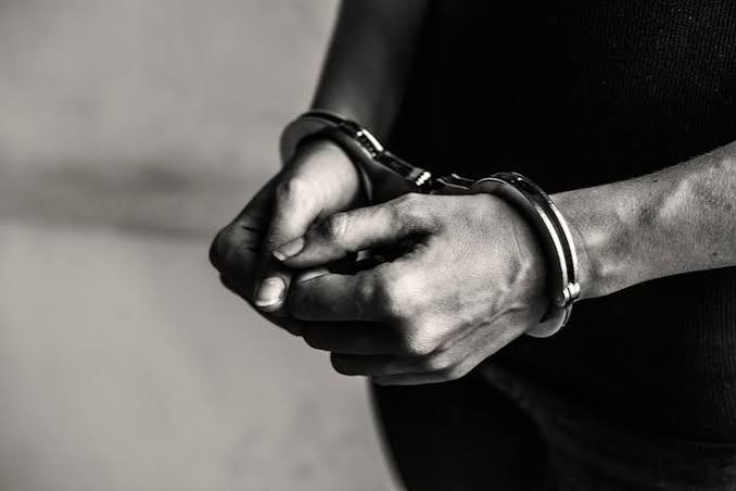 Руки в наручниках изображения — Бесплатная загрузка на Magnific (ранее Freepik)