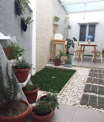 Selain bisa menghilangkan stress, taman akan membuat rumah menjadi lebih sejuk, nyaman, asri dan menarik. Taman Minimalis Didalam Rumah Nuansa Asri Romantis Keren Abiss Ide Halaman Belakang Dekorasi Minimalis Desain Rumah