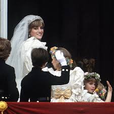 Princess diana steps out from the royal open carriage with the help of prince charles upon princess diana rare princess diana pictures royal princess prince and princess princess of wales prince harry princess diana wedding dress. Prince Charles And Princess Diana S Wedding In Photos