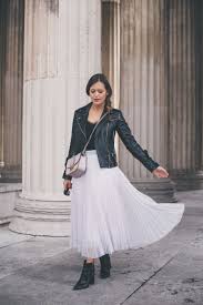 Ein Langer Plisseerock Im Alltag Josie Loves Outfits Lassig Plisseerock Outfit Ideen
