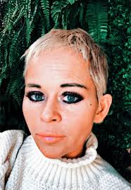 Nicht jeder Sturm zerstört dein Leben, nicht jeder Wind erlöscht dein  Licht. Die Dinge, die uns Hoffnung geben, sehen unsere Augen meistens  nicht. Zuhören ist so oft wichtiger als reden, Auf deiner ...