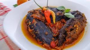 Hal pertama yang bisa dilakukan pada resep kali ini adalah dengan membersihkan ikan lele hingga bersih secara merata. Resep Lele Pedas Kemangi Harumnya Bikin Perut Lapar