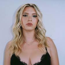 Elise Filo's Instagram, Twitter & Facebook