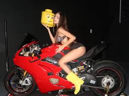 Twitch Streamer Senya Hardin is de droombabe van elke gamer! - DailyBase.com