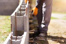 Schalungssteine Setzen In 2020 Schalung Mauer Bauen Stutzmauer Steine