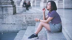 perfil de mulher chinesa entediada e atenciosa sozinha, esperando por  alguém , Banco de filmagens Incluindo: adulto e entediado - Envato