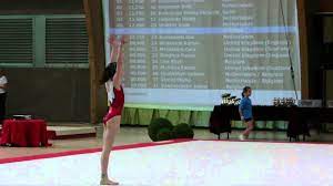 Ze veroverde goud tijdens de wereldkampioenschappen turnen 2018 2 en 2019 op de brug met ongelijke leggers. Nina Derwael Vloer Gymnova Cup 2011 Youtube