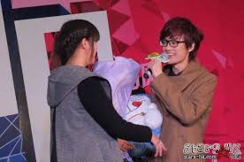 許嵩遭瘋狂女歌迷強吻拉票會人氣爆棚女歌迷被「人肉」 - STARSHK