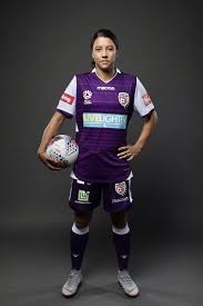 Samantha Kerr Poses For Photos After Signing A New Contract With The Ffa To Play With The Perth Glory At The Ffa Offices O Womens Soccer Poses For Photos Women