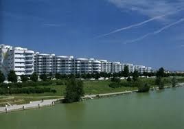 Sie ist als entlastungsgewässer für die neue donau verläuft auf einer strecke von etwa 21 km parallel zum strom durch das wiener. Nextroom At Wohnpark Neue Donau Harry Seidler Associates Wien A 1999