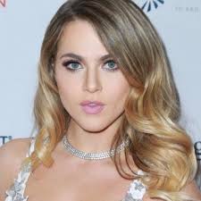 Anne Winters: Clothes, Outfits, Brands, Style and Looks