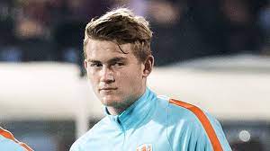 De aanvaller sprint in de diepte, de pass van de ligt door de lucht is perfect, net als de afronding van depay. De Ligt 17 Debuteert In Oranje Sneijder Reserve Nos