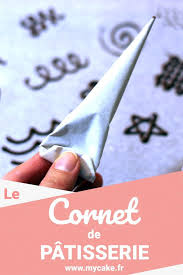 Mais pour développer mes créations, j'ai besoin de faire des tirages. Comment Realiser Facilement Un Cornet De Patisserie En Papier Sulfurise Pour Decorer Et Ecrire Patisserie Bonbons De Noel Cake Design