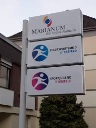 Im winter ist das hallenbad mit babybecken und einer großen rutsche geöffnet; Marianum Krefeld