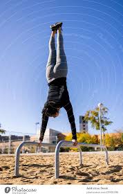 Starke Sportlerin balanciert im Spagat auf dem Barren - ein lizenzfreies  Stock Foto von Photocase