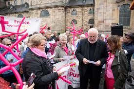 Der diözesanverband paderborn startet die aktion starterbox friedensarbeit. Kfd Demozug In Fulda Mit 180 Frauen Gleich Und Berechtigt Katholische Frauengemeinschaft Deutschlands Kfd