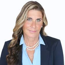 Elizabeth Maze's Instagram, Twitter & Facebook