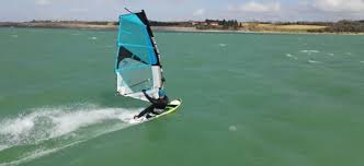 Idéal pour se promener comme au lac de la ganguise qui est à 10 minutes ou si vous chercher une location ponctuel pour le travail. Video Une Session Windsurf Au Lac De La Ganguise Filmee En Drone