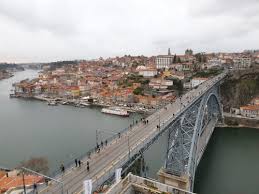 Ein mann läuft durch lissabon: Zq2648qgihf1m