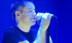 Whoa. Regardez un jeune Trent Reznor chanter pour Option 30, son groupe des  années 1980 avant Nine Inch Nails.