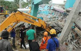 Gempa bumi besar menyebabkan terjadinya longsor yang lantas mengisolasi sejumlah daerah terdampak gempa besar di kabupaten majene, sulawesi barat telah menewaskan puluhan orang. Bnpb Korban Jiwa Akibat Gempa Bumi Sulbar Capai 46 Orang Kabar24 Bisnis Com