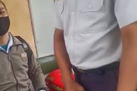 Bismillahirrahmaanirrahiimbumn rekrutmen bersama 2019 gaji pegawai bumn lebih besar dari gaji cpns benarkah.assalamu'alaikum warohmatullahi wabarokatuh. Viral Video Asn Dishub Aniaya Pegawai Koperasi Diduga Soal Utang Piutang