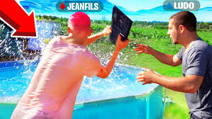 Je Lance Le Clavier De Ludo Dans La Piscine Youtube