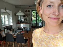 Geführt vom siebten Sinn, tanz ich verspielt dahin, wo sich Magie und  Wirklichkeit berühren. Und ganz egal was kommen mag, ich bin und bleib  verliebt in diese Welt" Liedtext by Alice Ruff