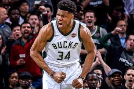 Από τα σεπόλια στο nba εικόνες ο γιάννης αντετοκούνμπο είναι ο μεγάλος πρωταγωνιστής σε ένα από τα πιο όμορφα αθλητικά παραμύθια. Giannhs Antetokoynmpo Mis8os Ayto To Supermax Symbolaio Toy Prosferoyn Oi Mpaks Vid Pic Flash Gr