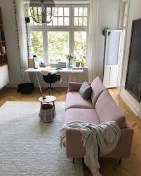 blick ins arbeitszimmer schreibtisch am fenster und zum entspannen rosafarbenes sofa haus deko inneneinrichtung haus