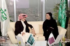 في العام 2004، أدرجت مجلة فوربس، الوليد كرابع أغنى رجل بالعالم، بثروة تقدر ب 21 مليار دولار. Ø§Ù„ÙˆÙ„ÙŠØ¯ Ø¨Ù† Ø·Ù„Ø§Ù„ ÙŠØ³ØªÙ‚Ø¨Ù„ Ø§Ù„Ø´ÙŠØ®Ø© Ù…ÙˆØ²Ø© ÙÙŠ Ø¨Ø±Ø¬ Ø§Ù„Ù…Ù…Ù„ÙƒØ© ØµØ­ÙŠÙØ© Ø§Ù„Ø§Ù‚ØªØµØ§Ø¯ÙŠØ©