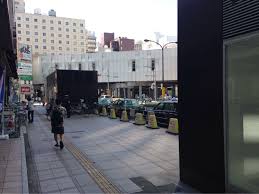 吉祥寺の地下街の地上出入り口の間は 歩道が有効活用できてなく 自転車が勝手に駐輪してます こいうところは 官民連携制度の道路占用許可特例つかった賑わい空間にしたいです 都の現行基準では不可です ちなみに 残念ながら 出入り口に止水設備ないです 賑わい