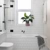 Dengan desain yang simpel, perawatan kamar mandi juga semakin mudah karena area basah sudah terpisah secara sempurna dengan partisi lengkung yang rapat. 1