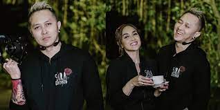 Kabar mengejutkan dari sara wijayanto. Biodata Demian Aditya Lengkap Umur Dan Agama Suami Sara Wijayanto Yang Setia Menemani