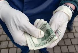 На Волині судитимуть поліцейського, який вимагав $800 хабара